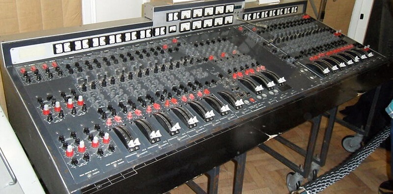 analog mixing console and what is signal flow