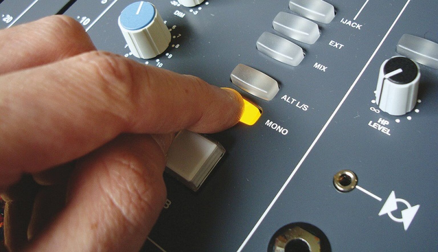 Mixing in Mono Better Mix + 5 Reasons Why To Do It!