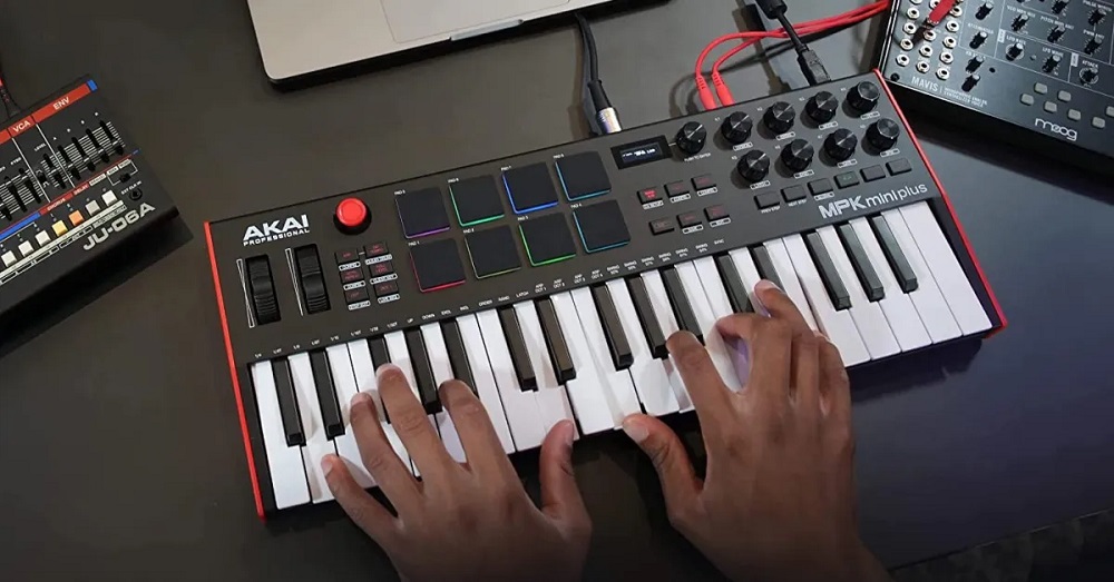 AKAI MPK Mini Plus in Studio