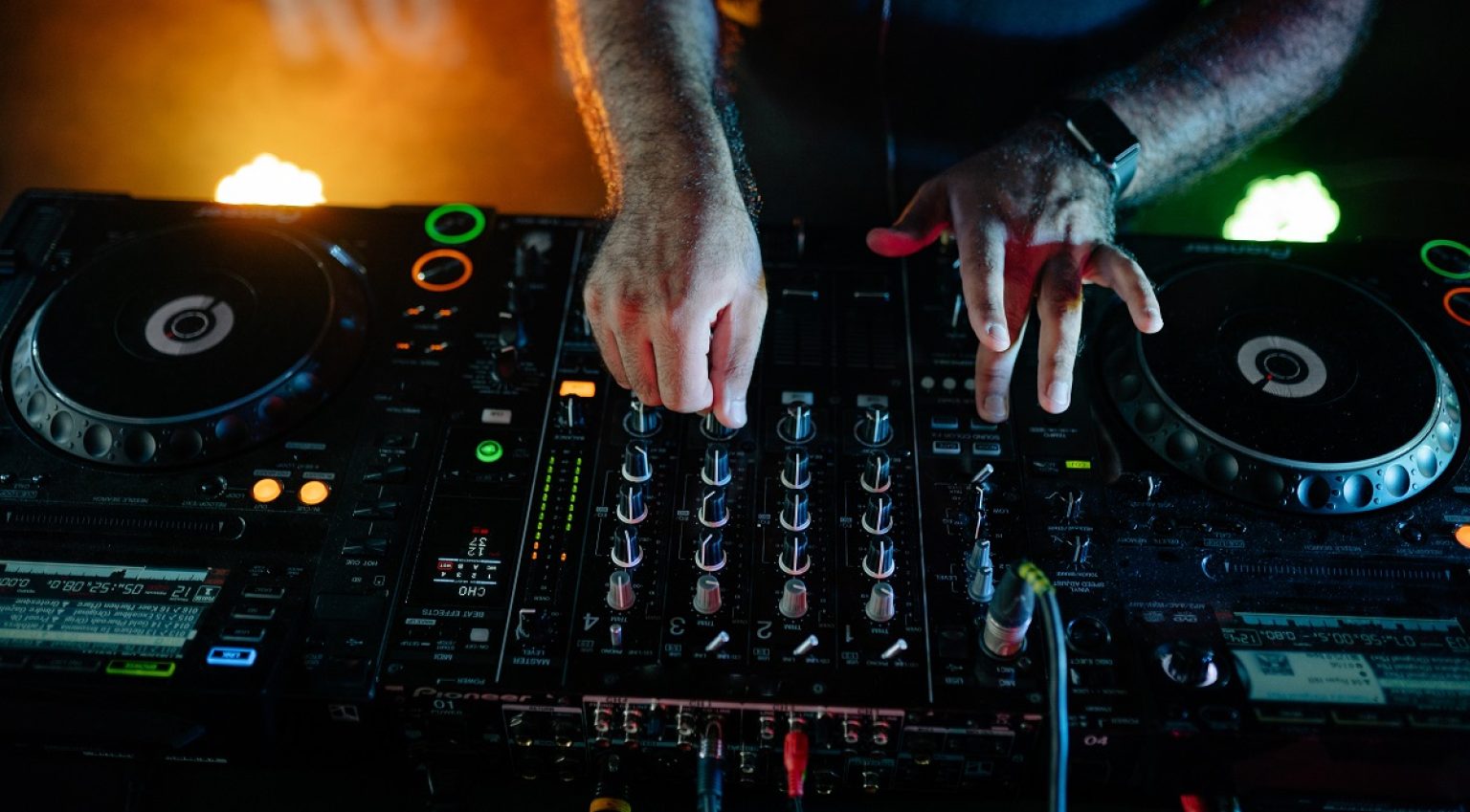 DJ Controllers Vs Turntables Vs CDJ Which Setup Is Best for You?